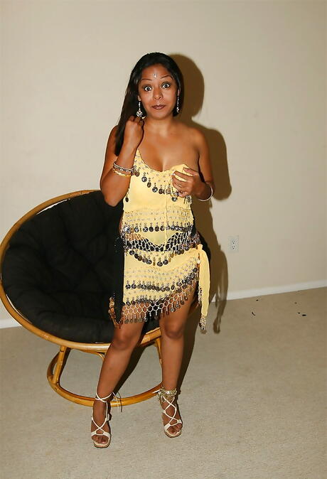 Stunning indian Tanvi bares big boobs and sissy 