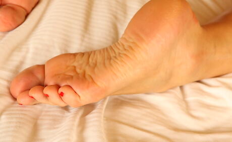 Foxy milf Katty in hot lingerie likes some hot foot fetish 