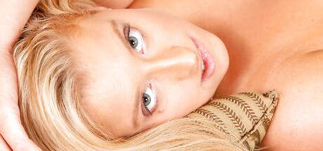 Enchanting blonde babe Stephanie in sexy lingery denudes big hooters and shaved pussy 