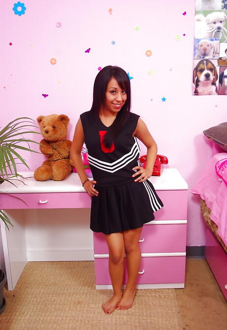 Very attractive american dark-haired Leslie Sierra exhibits her butt 