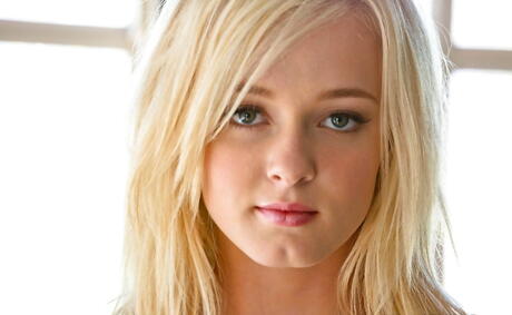 Lovely american blonde cutie Kenze Thomas in sexy shorts makes some hot foot fetish 