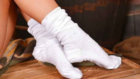 Curious russian hottie Foxy Di show some foot fetish 