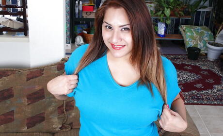 Sexy italian milf Cece Giovanni loves foot fetish 