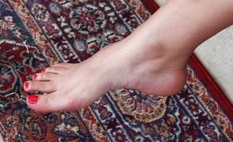 Sexy italian milf Cece Giovanni loves foot fetish 