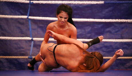 Deluxe women Amirah Adara and Jessyka Swan un catfight ended with lesbian sex 