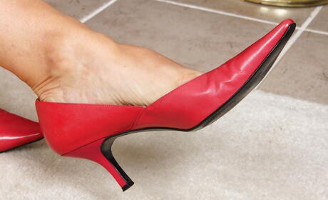 Curious american mature Sabina Wexler makes some hot foot fetish action 