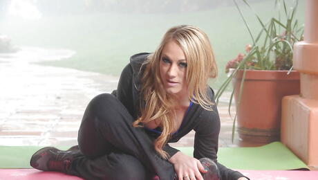 Tempting american wife Amber Ashlee bares big boobies and hot ass 