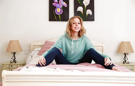 Very attractive american teen Chastity Lynn in tight jeans makes some hot foot fetish 