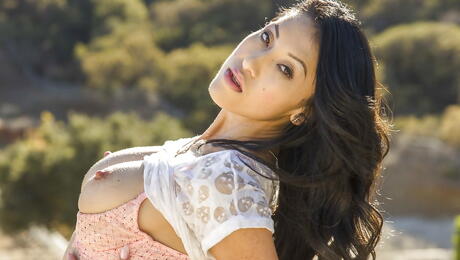 Facinating american milf Jayden Lee in hot shorts outside