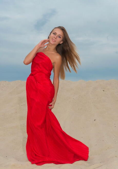 Foxy teen Karissa Diamond loves some hot foot fetish at beach