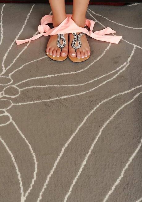 Shapely teen Ana Spencer in shorts in foot fetish show 