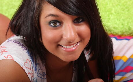 Sexy american teen Piper Brady in sexy jeans bares her ass 