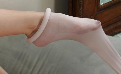 Excellent milf Anya Volcov in sexy stockings makes some foot fetish action 