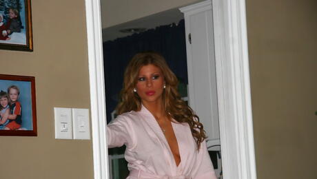 Very attractive american amateur Brooklyn Lee in hot erotic shooting in bathroom