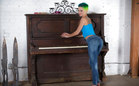 Sylphlike babe Cassie Ryder shows some fetish 