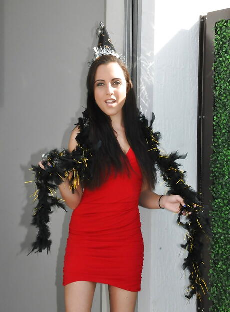 Stunning american hottie Roxanne Rae exposing her ass outdoor