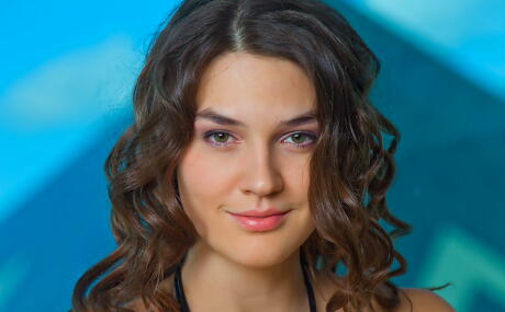 Stunning dark hair teen Vanda B makes some foot fetish 