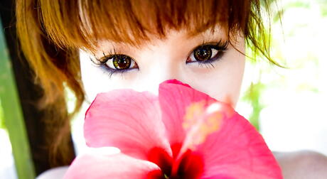 Sexy japanese hottie Mari Misaki exposes her butt at beach