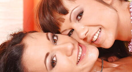 Shapely babes Missy Nicole and Angelina Crow in amazing threesome sex scene 