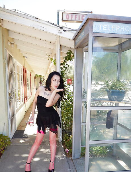 Stunning milf Sandra Lubrec baring her butt 