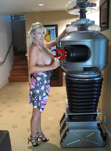 Curious american wife Sandra Otterson shows big tits and butt 