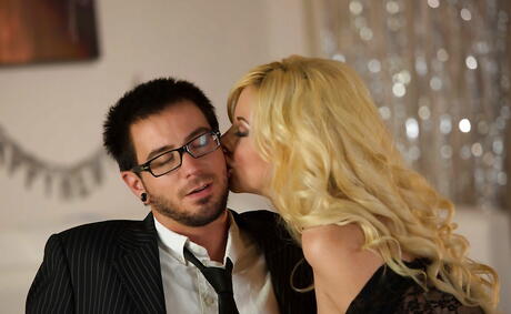 Appealing american milf Courtney Taylor in hot erotic gallery