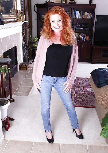 Sultry british older Veronica Smith exposes her butt in tight jeans and pussy 