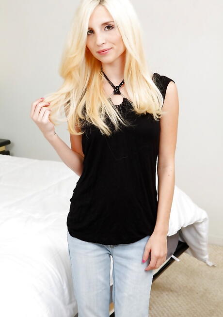 Luscious american blonde youthful Piper Perri shows her butt in tight jeans and bald pussy 