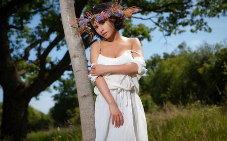 Stunning cutie Pammie Lee shows big boobies and hairy beaver outside