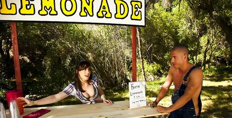 Attractive beauties Giselle Leon and Jennifer White enjoy hot groupsex outdoor