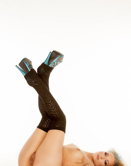 Svelte american young Alyssa Branch uncovers small tits and spreads her legs 