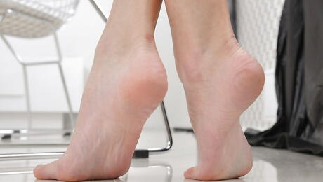 Sylphlike blonde babe Olli loves some hot foot fetish 