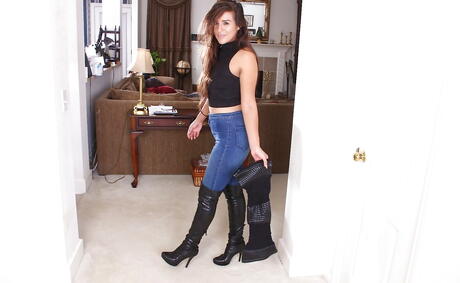 Sylphlike teen Niki Porter makes some hot foot fetish action 