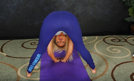 Stunning american blonde milf Niki Lee Young makes some foot fetish 