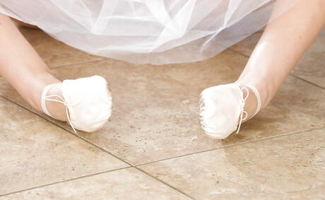 Shapely american teen Aubrey Snow makes some foot fetish action 