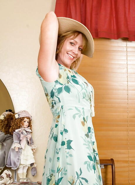 Appealing american mature Samantha Stone exposing big knockers and toying her cunt 