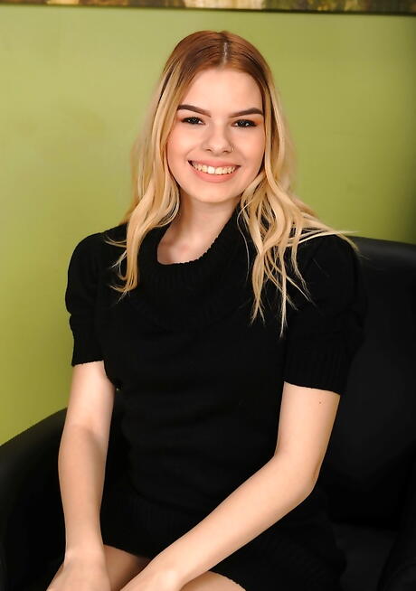 Luscious american blond teen Cora Ora in hot undies makes some foot fetish action 