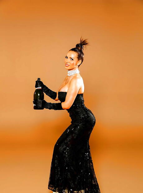 Enticing canadian milf Nikki Benz showing big titties and bald pussy 