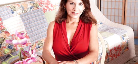 Stunning american mature Tori Baker reveals big titties and spreads her legs 