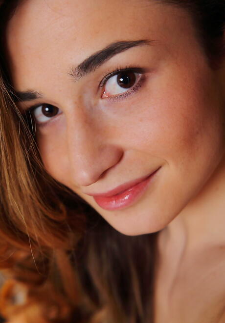 Svelte redheaded teen Susie show some foot fetish 