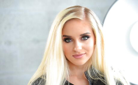 Excellent american blond Naomi Woods in fancy bikini baring her butt 