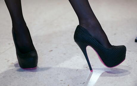 Superb american wife Sandra Otterson bares her ass in skirt and cute pussy 