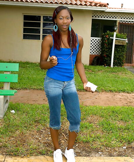 Sylphlike american young Giselle Capri taking deep rod 