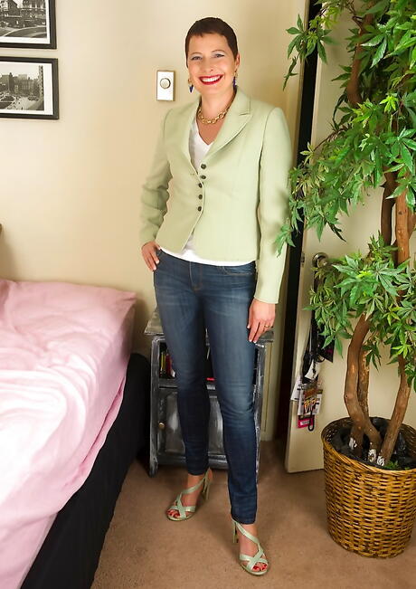 Luscious american milf Kali Karinena in fetish gallery 