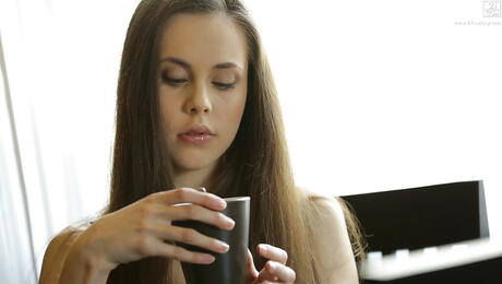 Slender youthful Abril Gerald bares her butt 