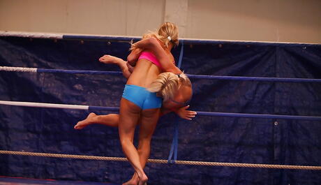 Gracile cuties Kelly Cat and Lisa in catfight 