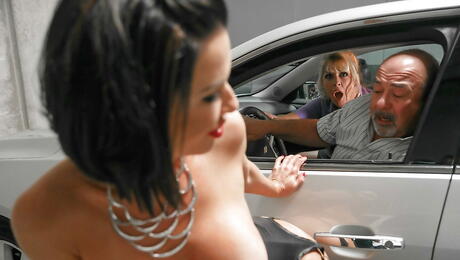 Alluring american milf Veronica Avluv fucked in the ass after sucking huge cock outdoor