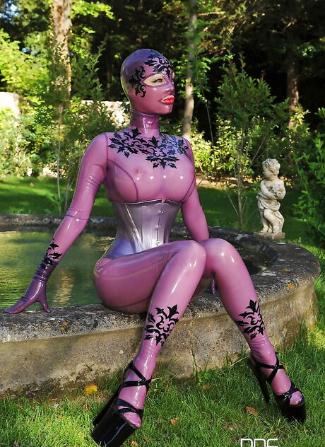 Stunning british Latex Lucy enjoys bdsm action at pool