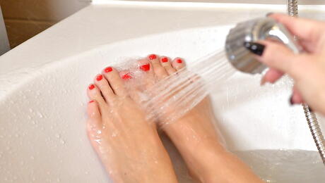 Peachy russian blond cutie Kayla Green likes some hot foot fetish in bath