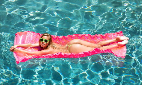 Stunning american blond Kennedy Leigh hard fucked after sucking huge cock at pool